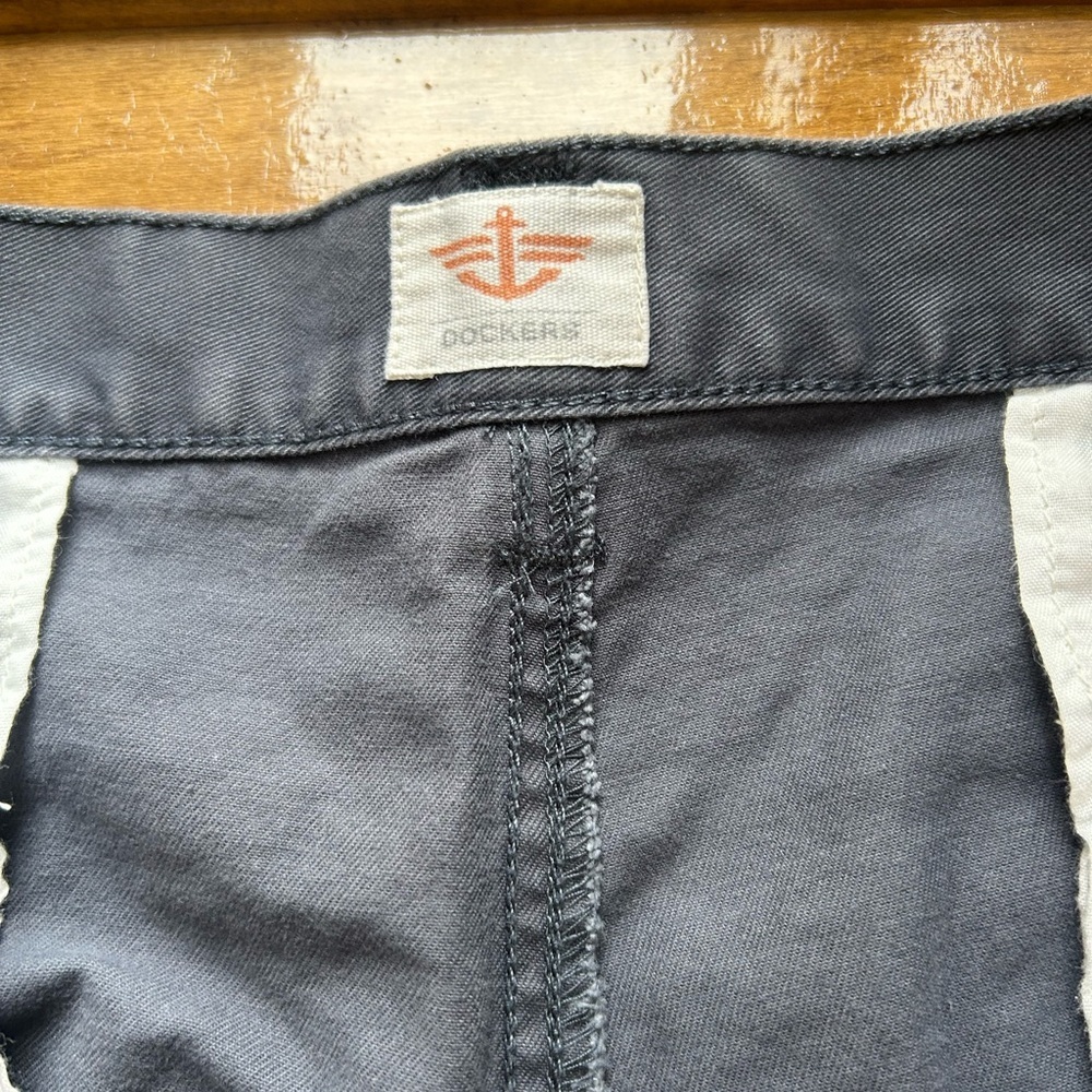 Dockers Blue Cargo Shorts with Classic Straight-Cut, Size 40 - Picture 4 of 7